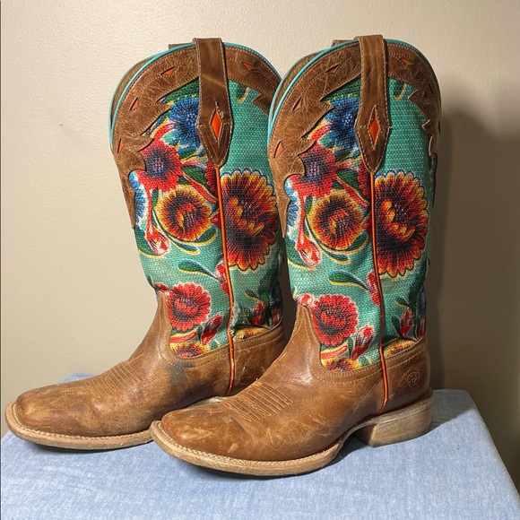 ARIAT WOMEN'S FLORAL TEXTILE CIRCUIT CHAMPION WESTERN BOOTS - BROAD SQUARE TOE - Picture 4 of 7